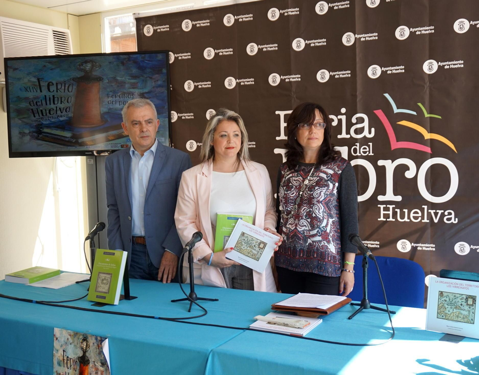 Los autores, Diego Ropero y María Jesús Arazola, posan al lado de la diputada de Cultura, Lourdes Garrido.