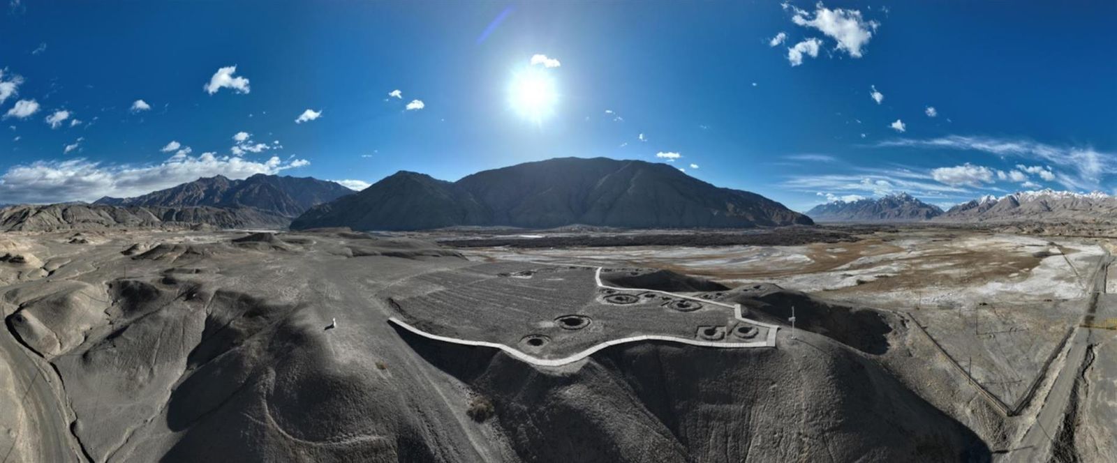 Vista de las tumbas en las alturas, excavadas en el yacimiento de Jierzankale en Tashikuergan, región de Kashi.