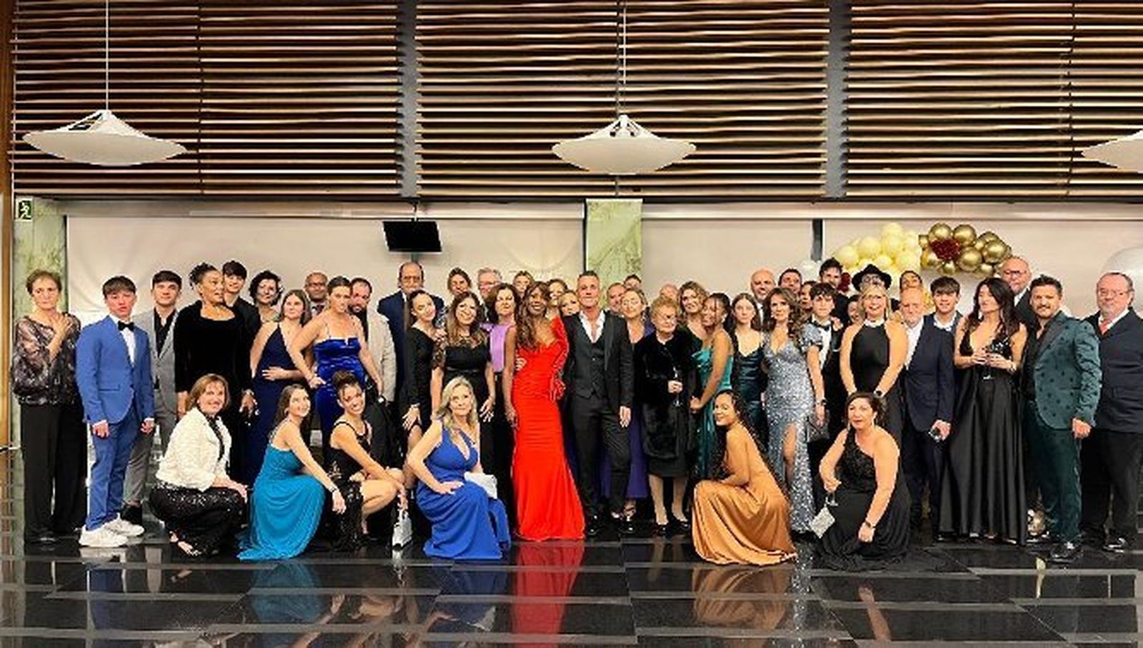 La anfitriona Asís Goglia con el grupo de familiares y amigos durante la celebración de los cincuenta cumpleaños en el Hotel Atlántico.