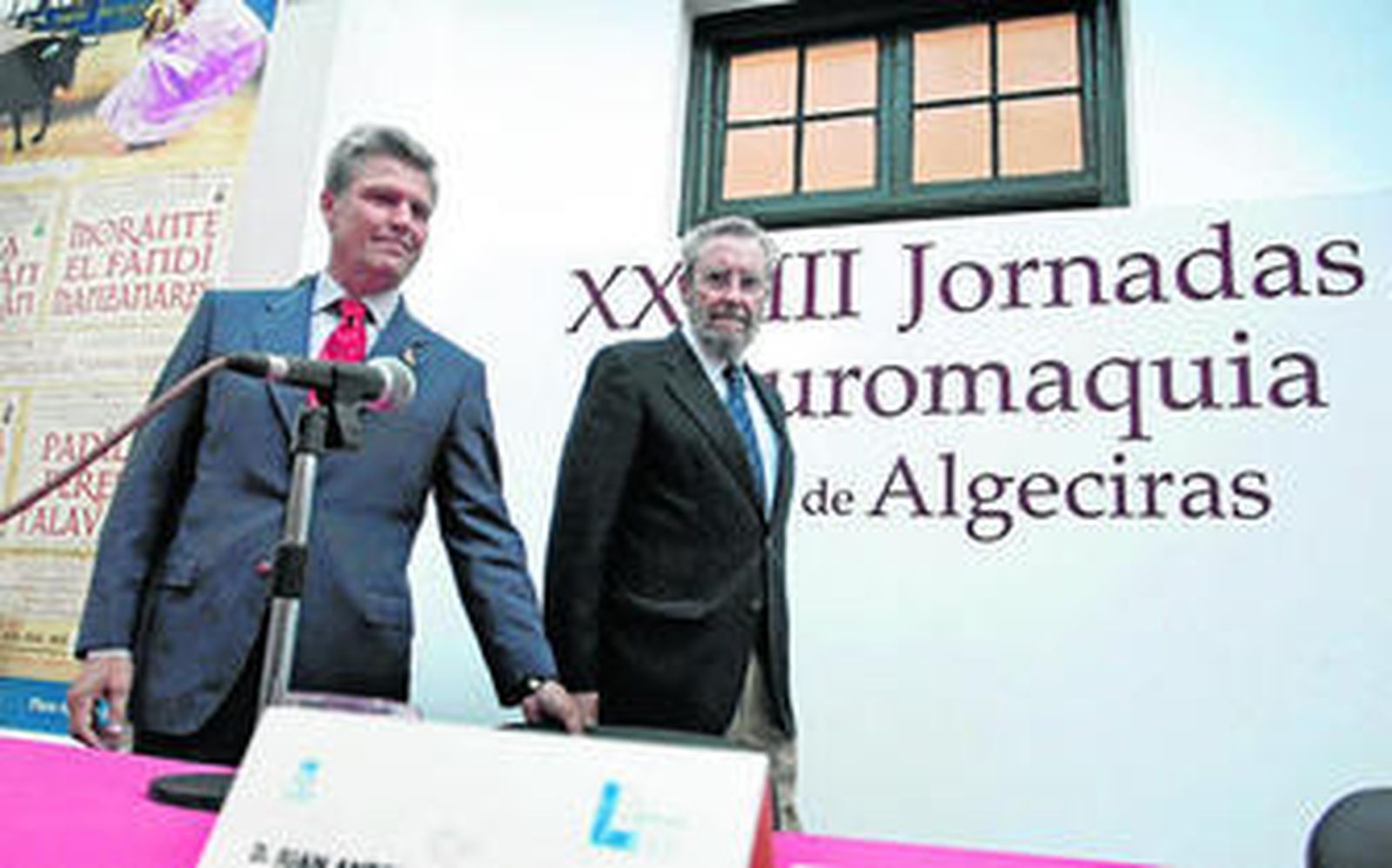 Juan Antonio Ruiz 'Espartaco' junto a su apoderado Rafael Moreno, antes del comienzo de la sesión de las jornadas taurinas, ayer en Algeciras.