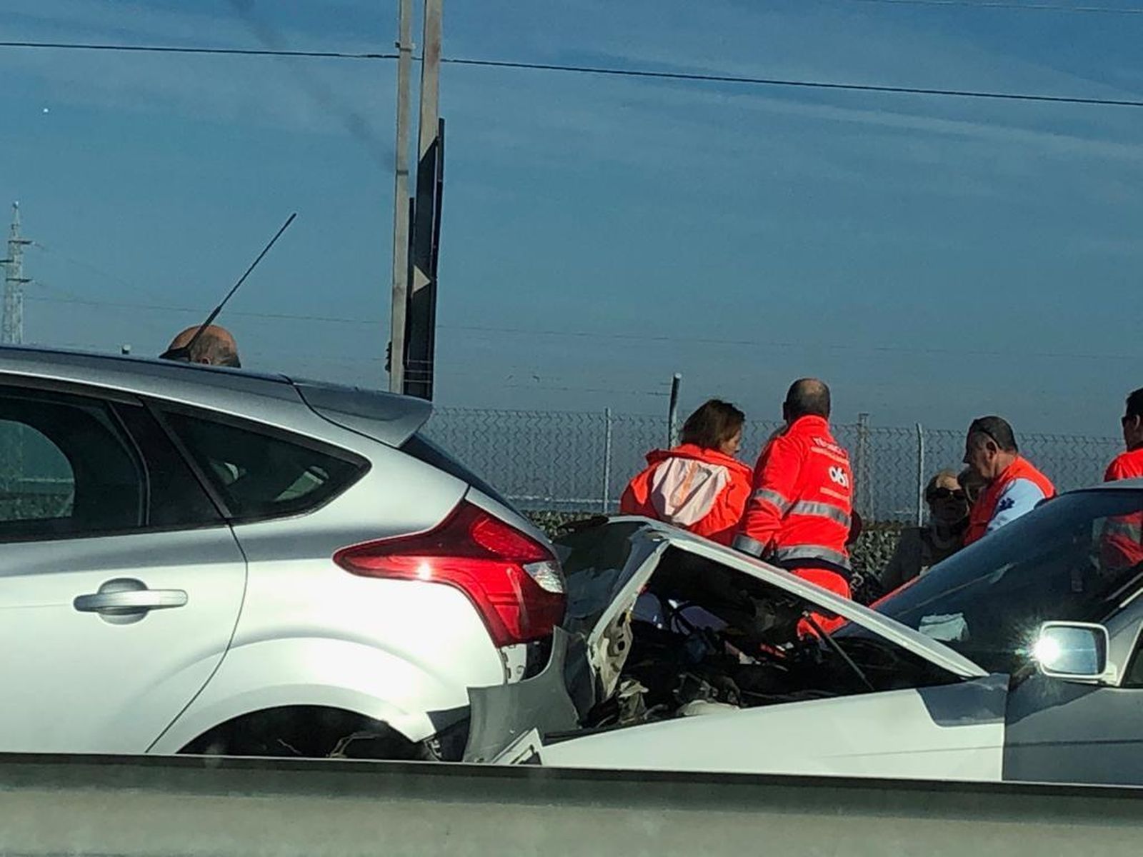 Personal del 061 atendiendo a varios implicados