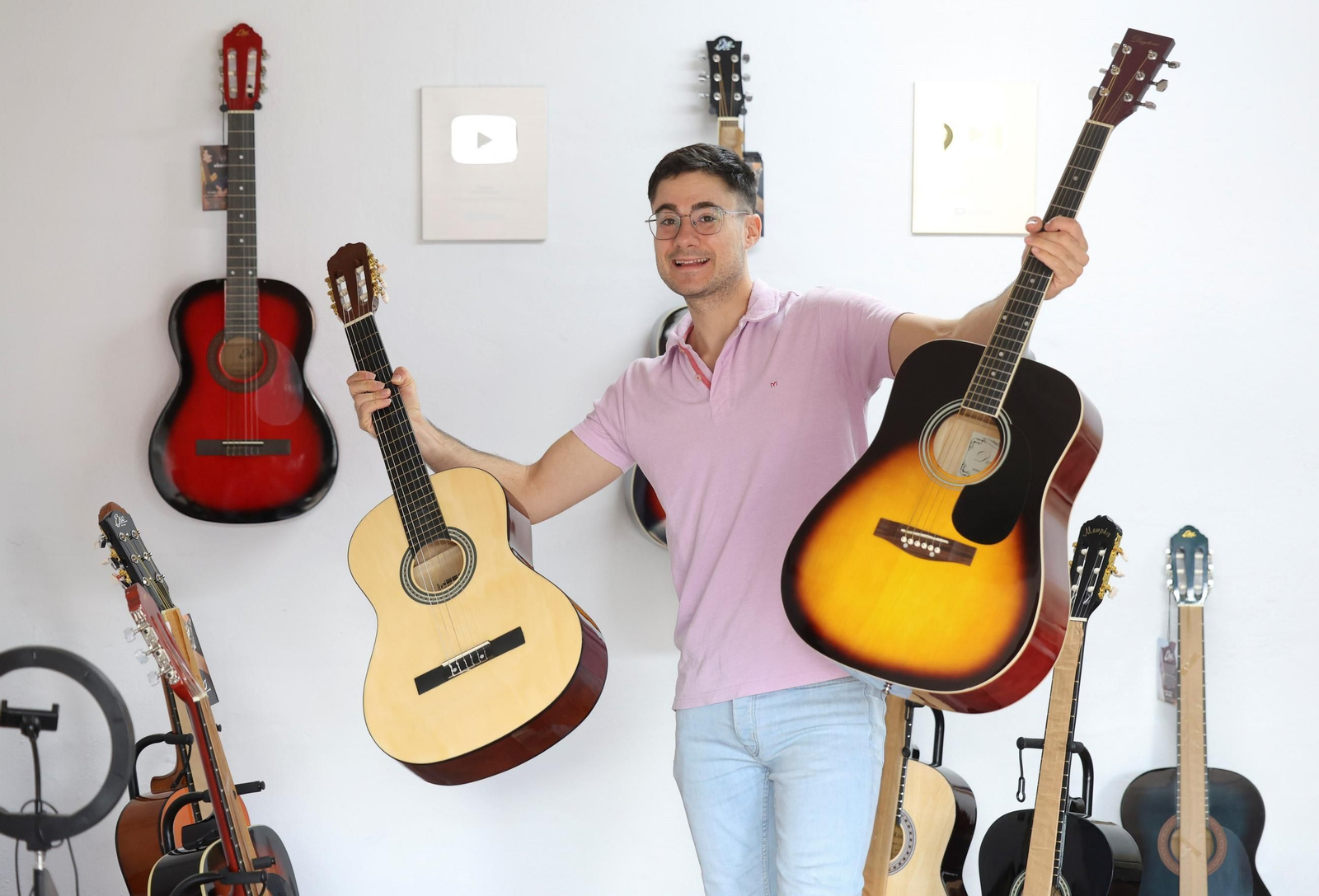 Las fotos de Adrián Campos, el malagueño que triunfa en TikTok y YouTube con sus clases de guitarra