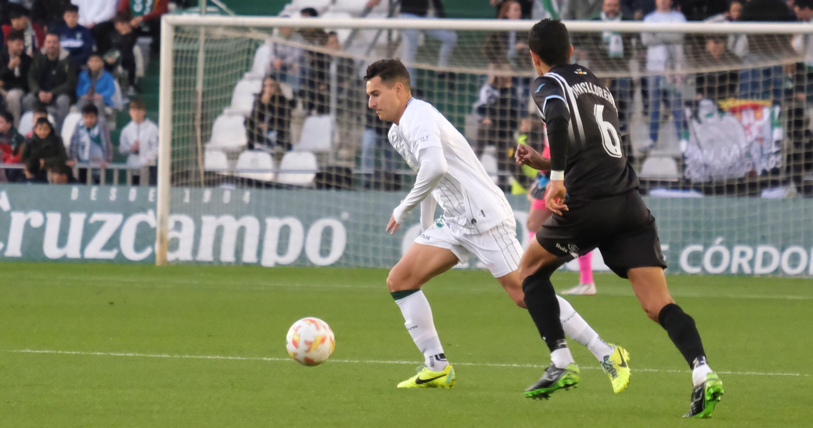 Caballero intenta superar a Masllorens en su debut con el Córdoba CF.