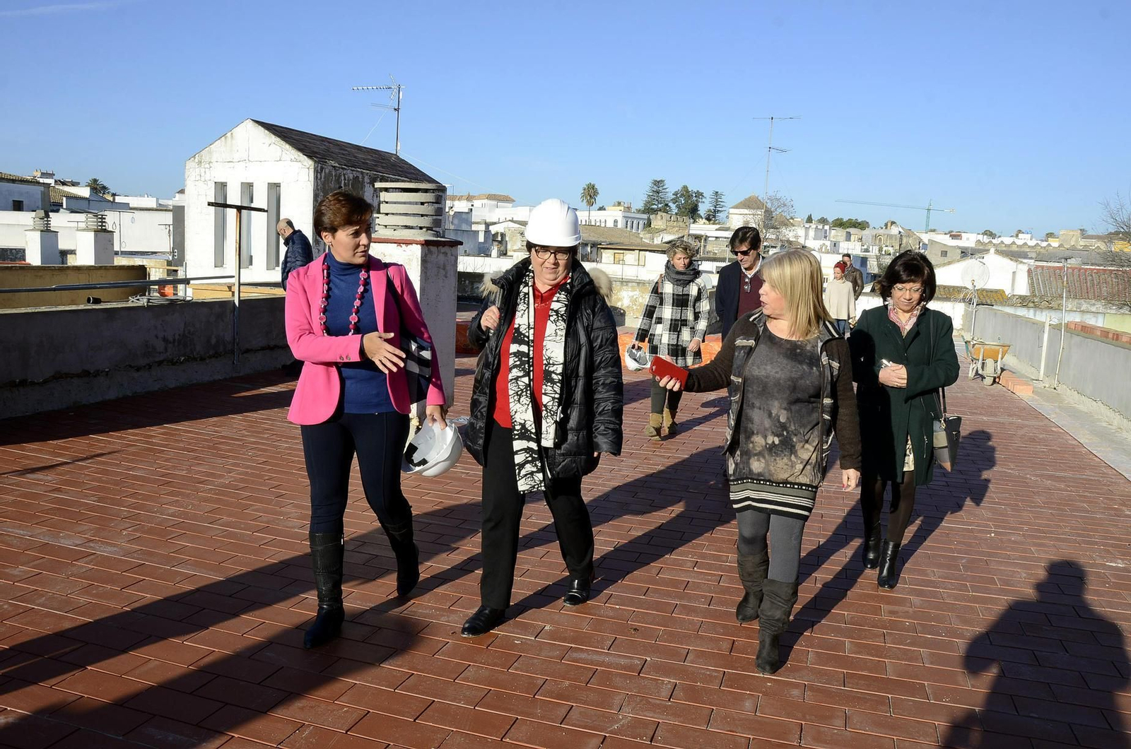 Gemma Araujo, Mamen Sánchez, Carmen Collado y técnicos, ayer, en la cubierta del inmueble de calle Moral.