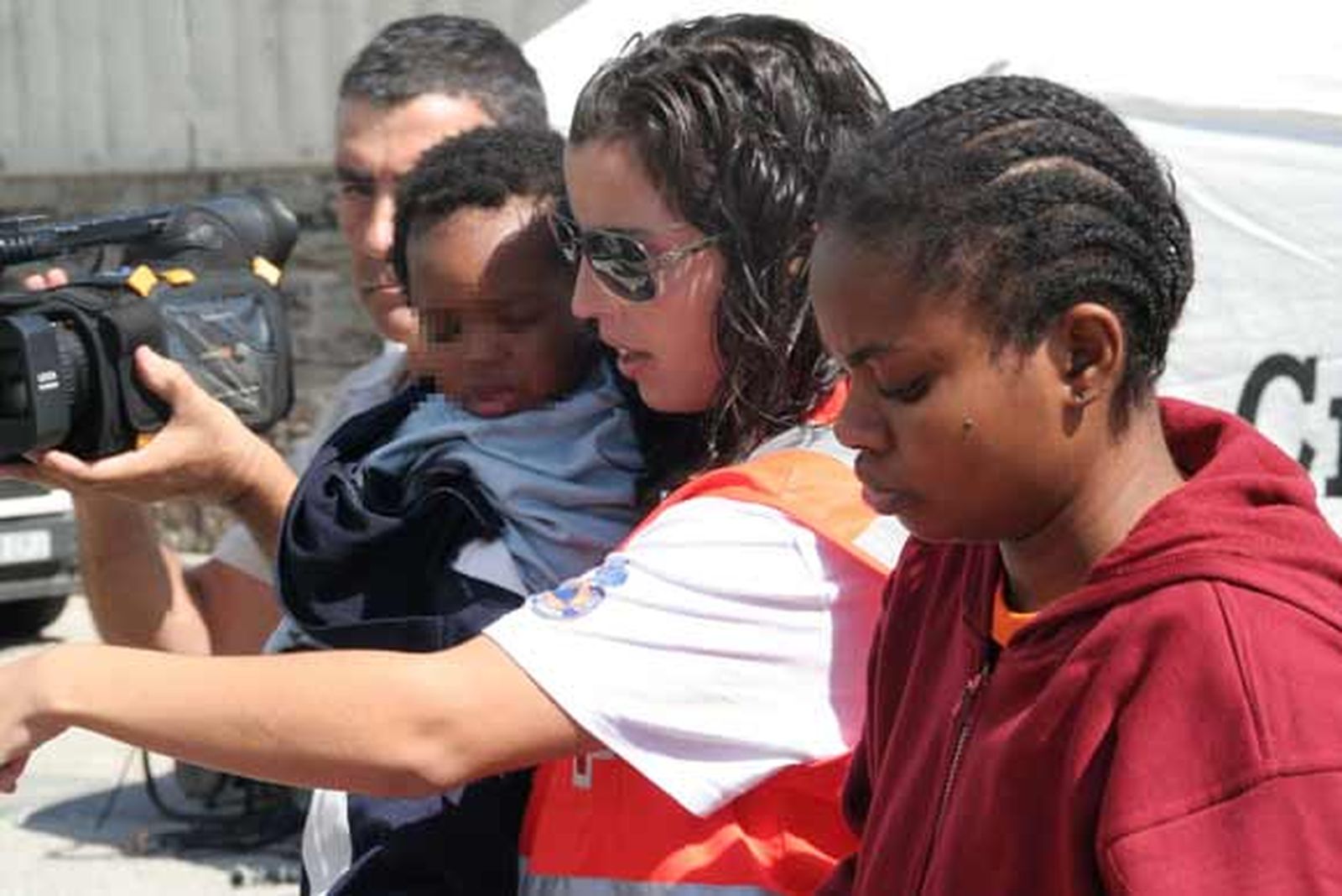 Los inmigrantes, entre los que se encontraba dos menores y dos embarazadas, pretendía cruzar el Estrecho a bordo de una zodiac

Foto: Shus Teran