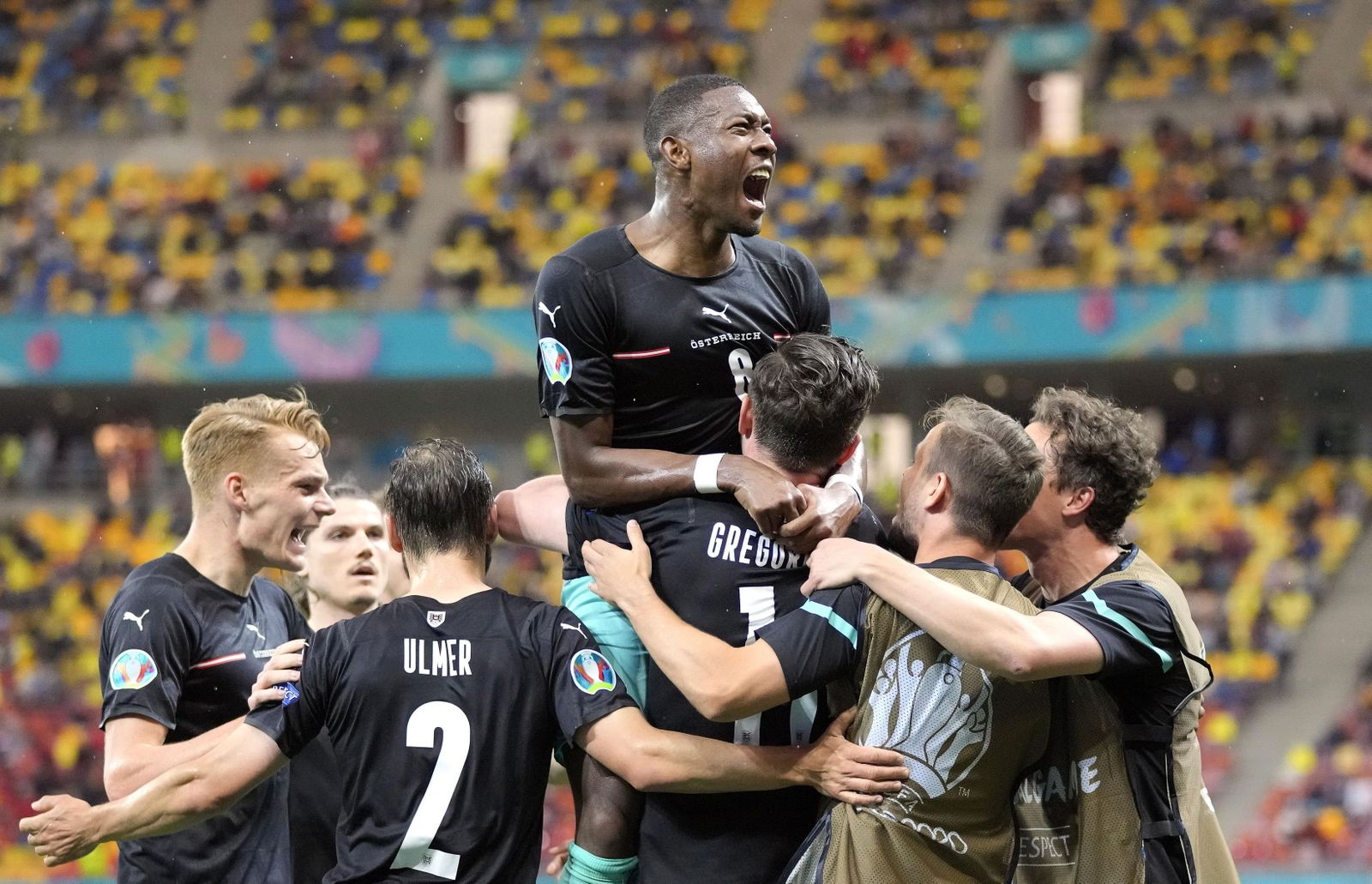 Los austríacos celebran el tercero de los goles