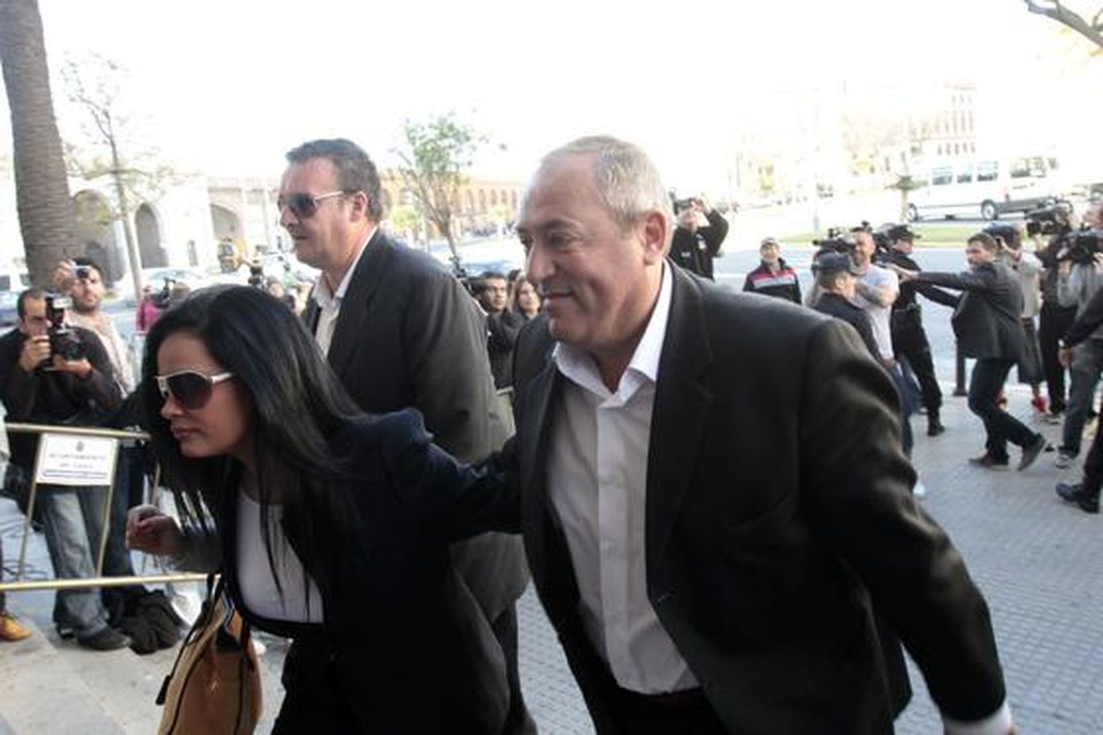 Prensa del corazón y curiosos aguardan en la puerta de la audiencia a los acusados en el segundo día del juicio por la ´Operación Karlos´. 

Foto: Lourdes de Vicente