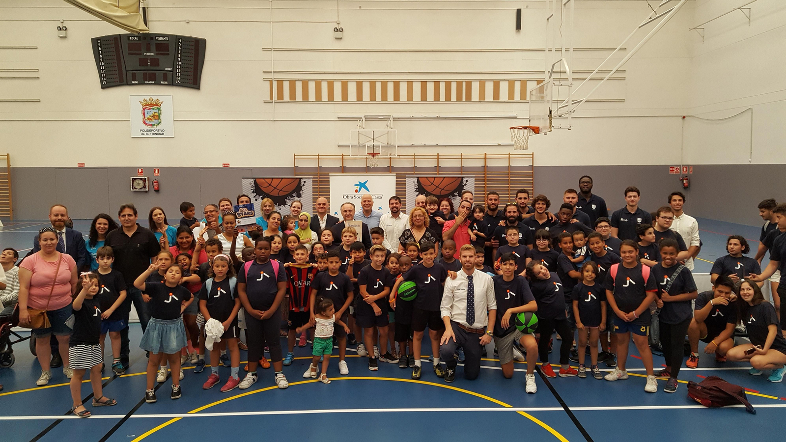 Los presentes en el encuentro postan juntos a su término.