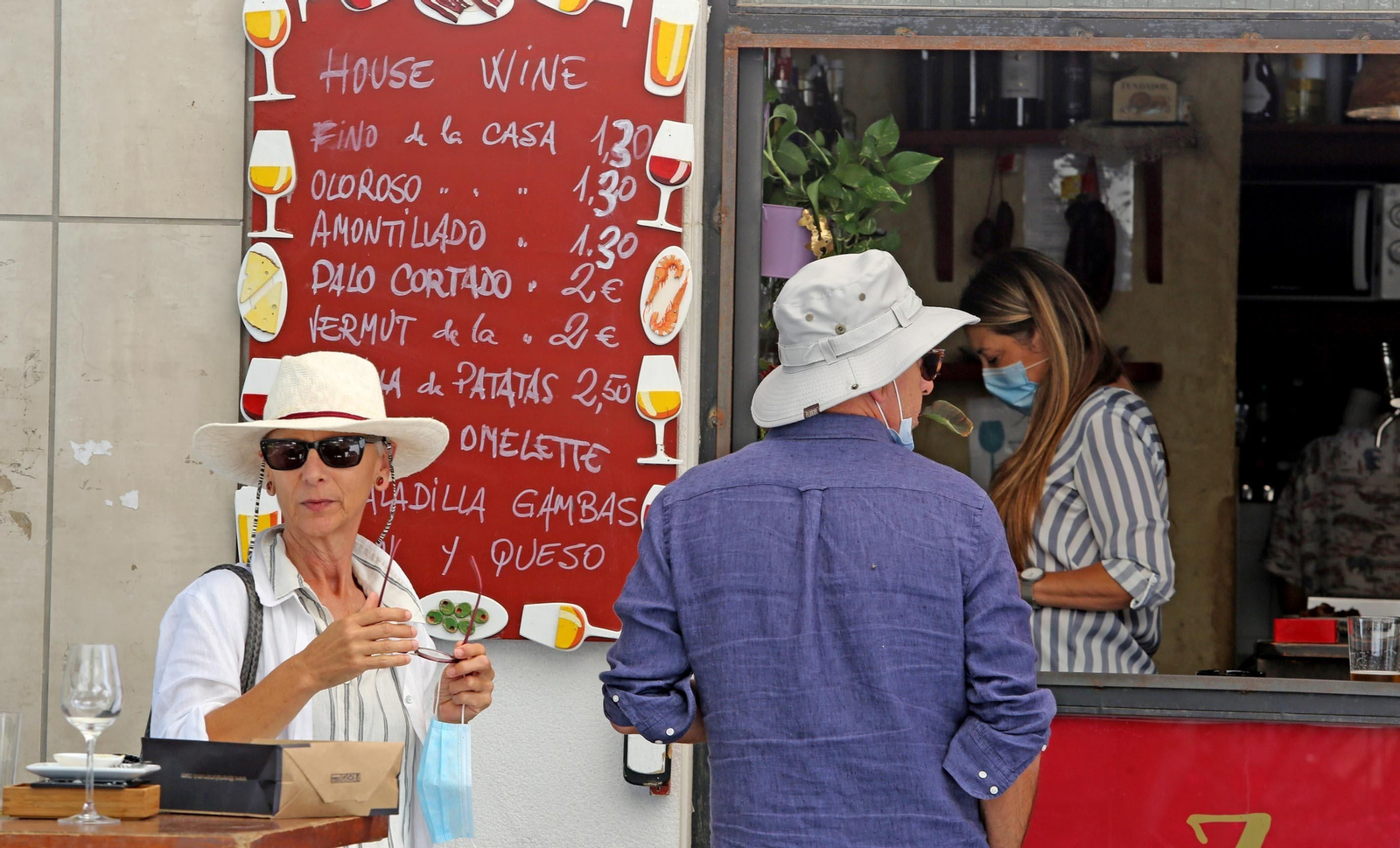 Una pareja de turistas  consumiendo en un bar del centro de la ciudad.