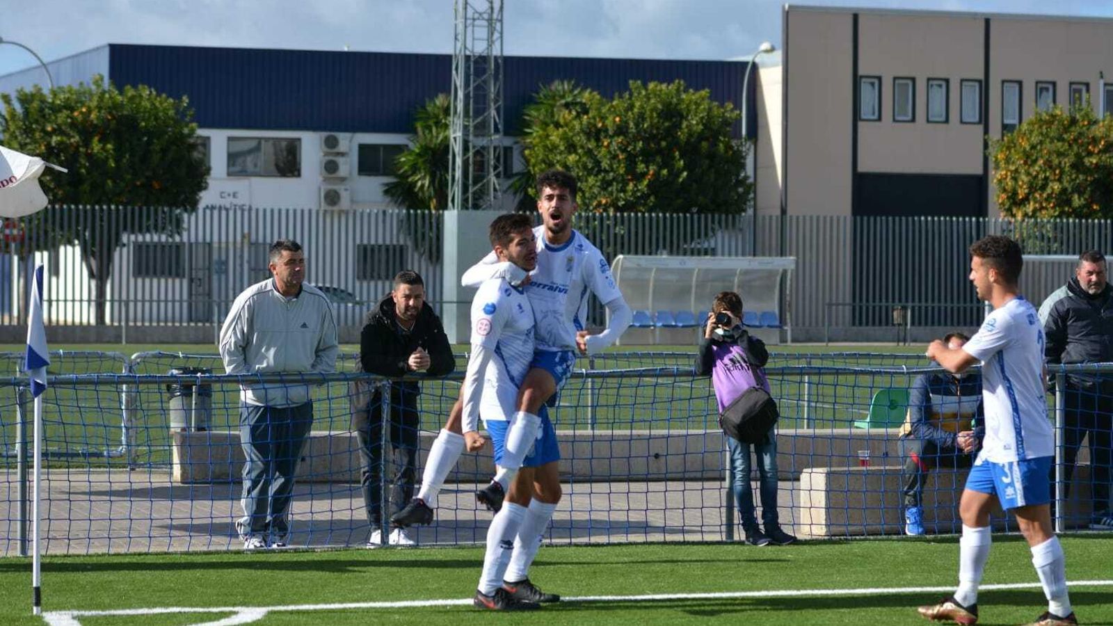 Óscar e Iván Navarro celebran el primer gol del XCD.