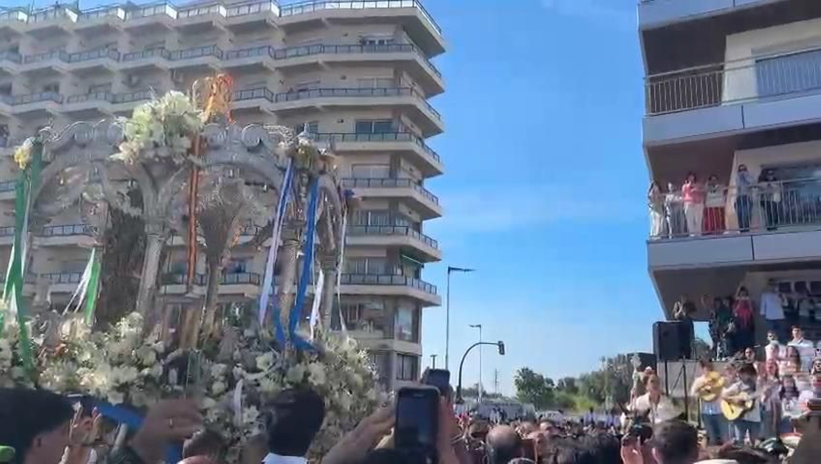 Así ha sido la llegada de Huelva a la Plaza del Punto. Así ha sido la llegada de Huelva a la Plaza del Punto.