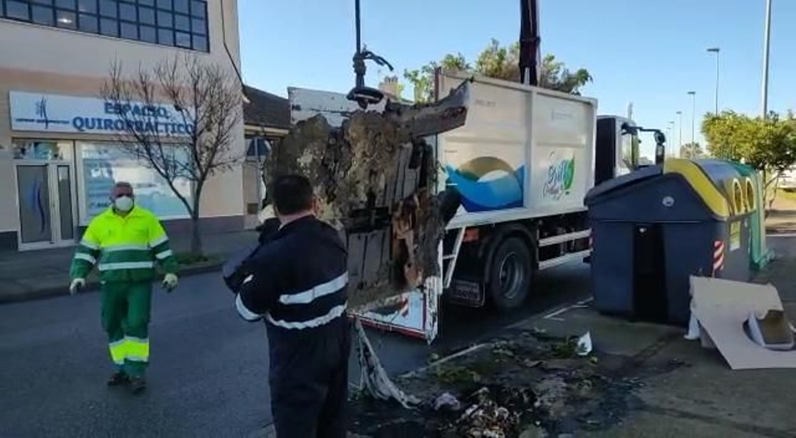 Operarios del servicio de limpieza retiran de la calle Oro uno de los contenedores afectados por los incendios de esta noche. Operarios del servicio de limpieza retiran de la calle Oro uno de los contenedores afectados por los incendios de esta noche.