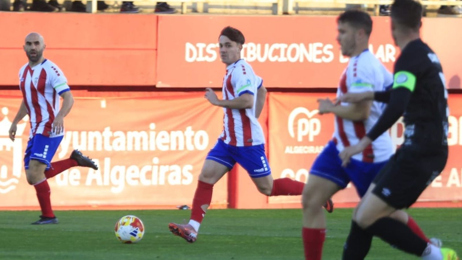 Dani Garrido lleva el balón en el Algeciras-Torremolinos.
