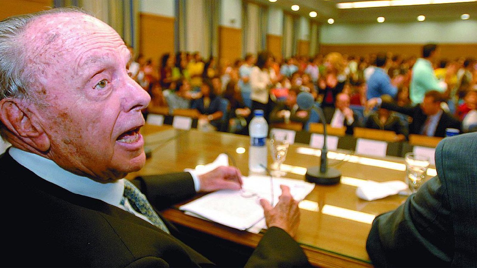 Manuel Fraga, contrariado por los insultos en su conferencia en la UGR