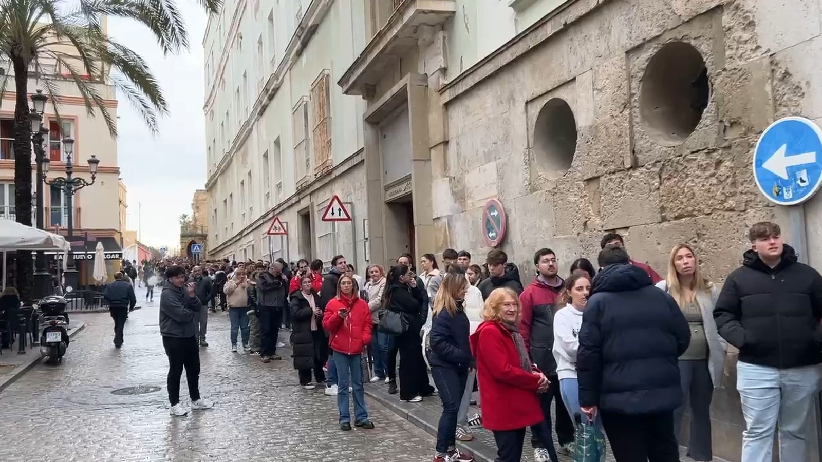 Colas alrededor del Ayuntamiento de Cádiz para obtener una entrada para la final del COAC 2026