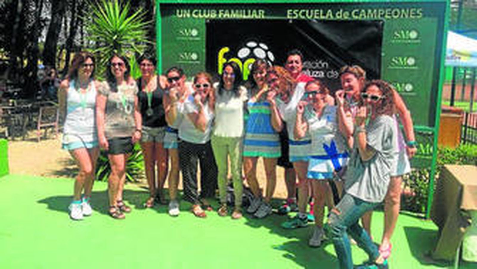 Las integrantes de la Escuela Las Marías posan con sus medallas.