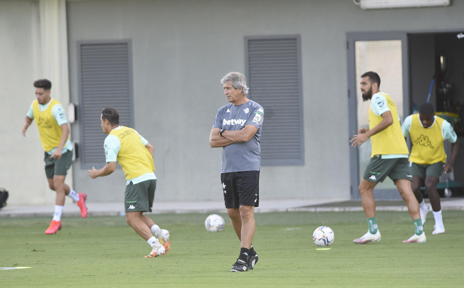 Manuel Pellegrini observa el entrenamiento del equipo.