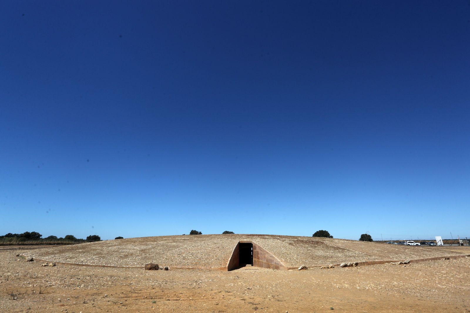 Visita de autoridades al Dolmen de Soto en imágenes