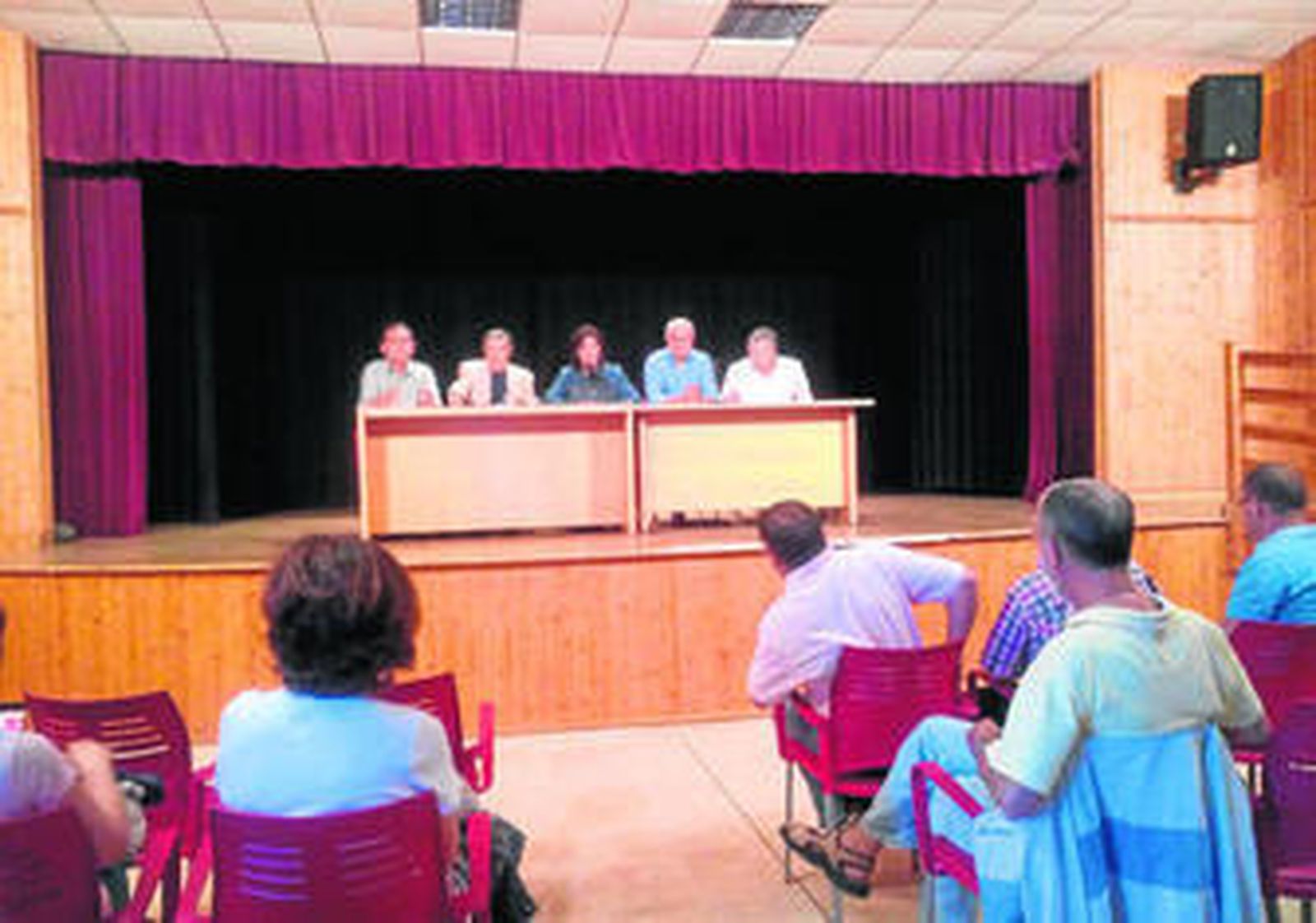 Miebros de la Plataforma y ediles de los municipios de la zona aprobaron la marcha para el próximo 9 de julio en la asamblea del viernes por la noche.