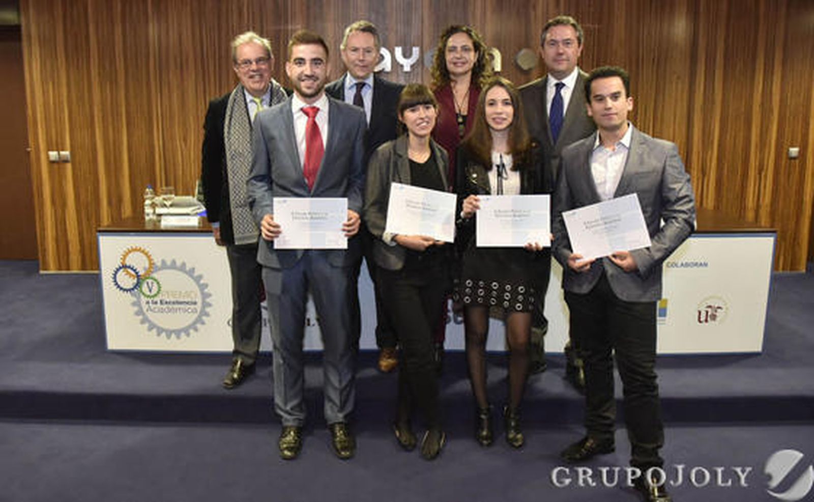 Arriba, Antonio Clavero, director de la Agencia IDEA; José Joly, presidente de Grupo Joly; Ana Manzanares, presidenta de la Fundación Ayesa; y Juan Espadas, alcalde de Sevilla; debajo, los premiados: Abraham Requena, Aránzazu Gurrea-Nozaleda, Cristina Martínez y Juan Carlos Riarán.  Foto: JUAN CARLOS VÁZQUEZ