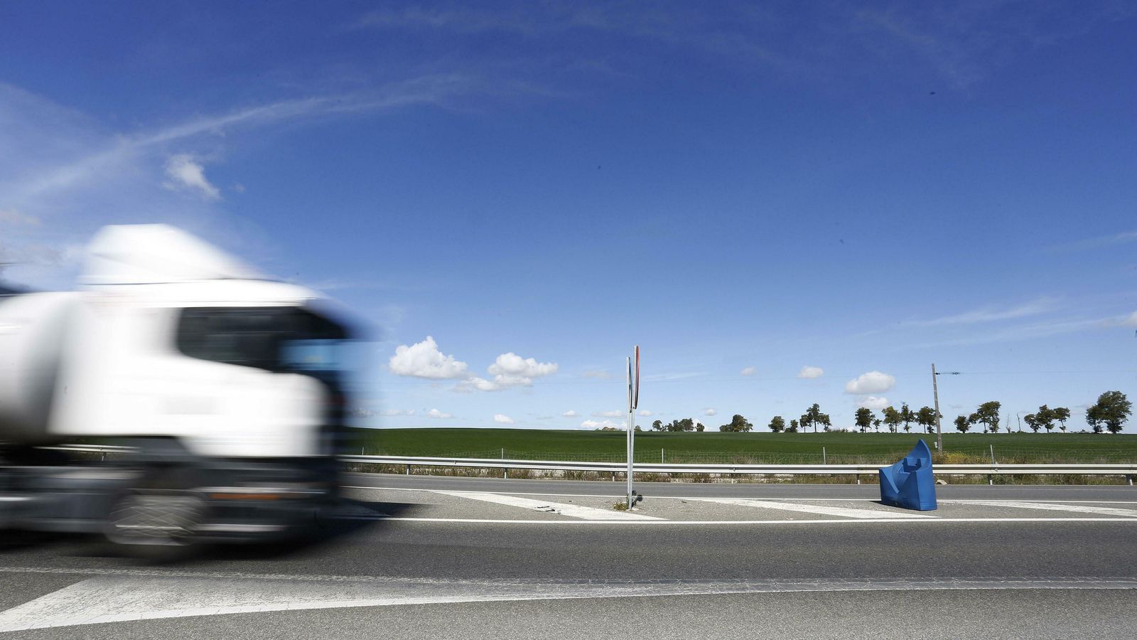 Un camión por la carretera Nacional IV.