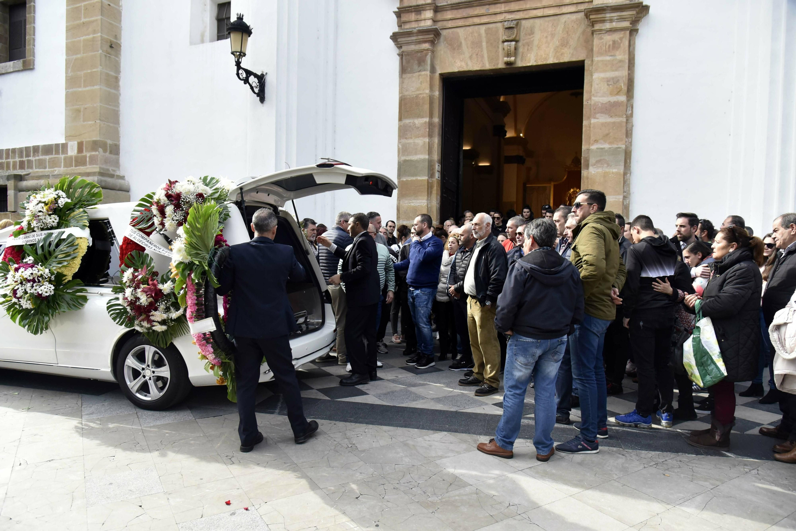Los asistentes a la iglesia de la Palma, tras el acto de sepelio Los asistentes a la iglesia de la Palma, tras el acto de sepelio