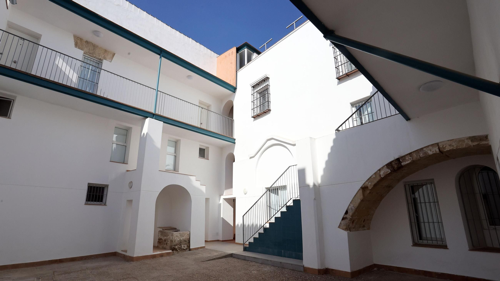 Visita a la rehabilitación de viviendas en calle Ramón de Cala en Jerez