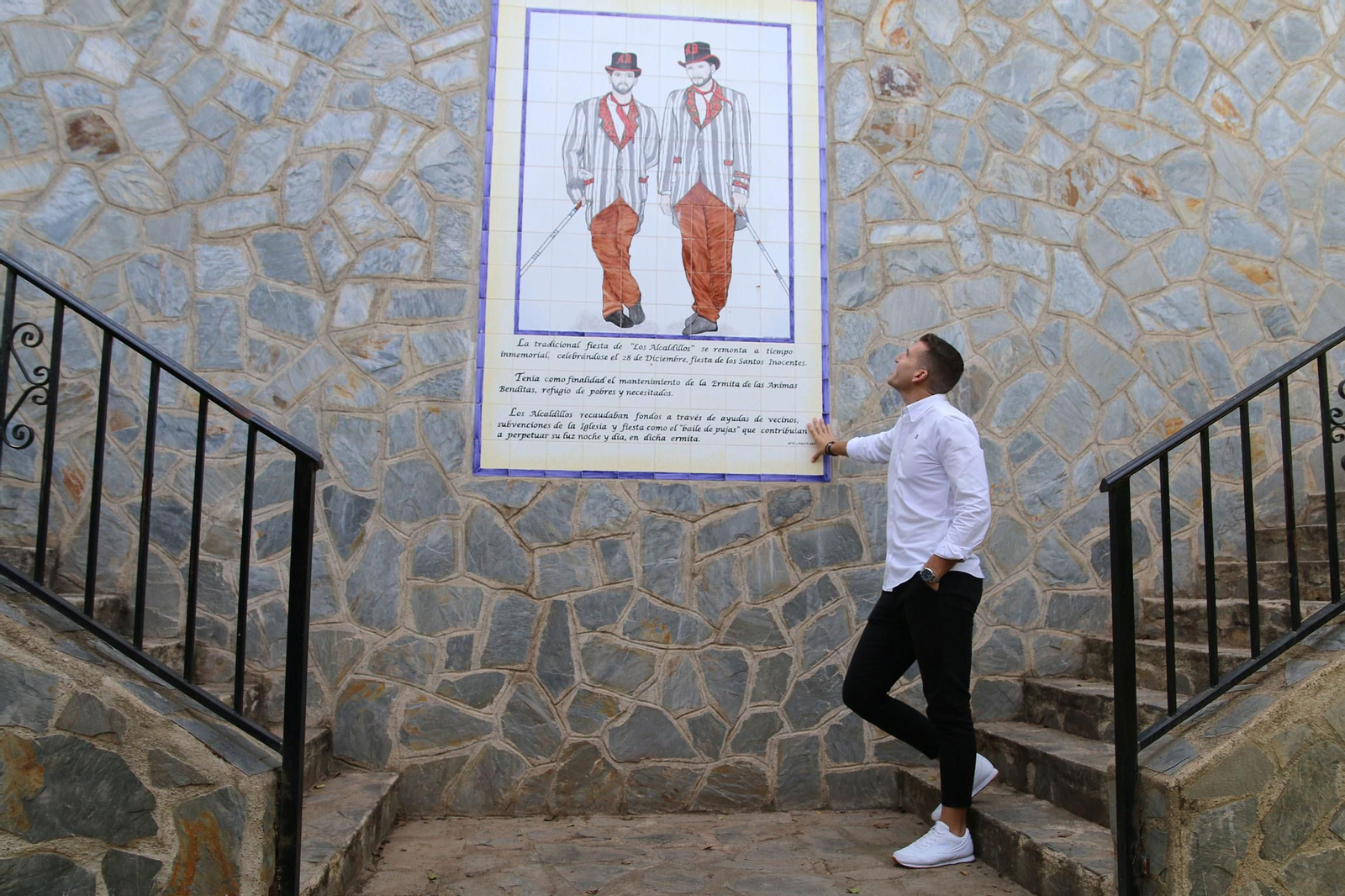 Montero observa el mural de ‘Los alcaldillos’ en el que fue retratado y que es una de las tradiciones de Fuente Victoria.