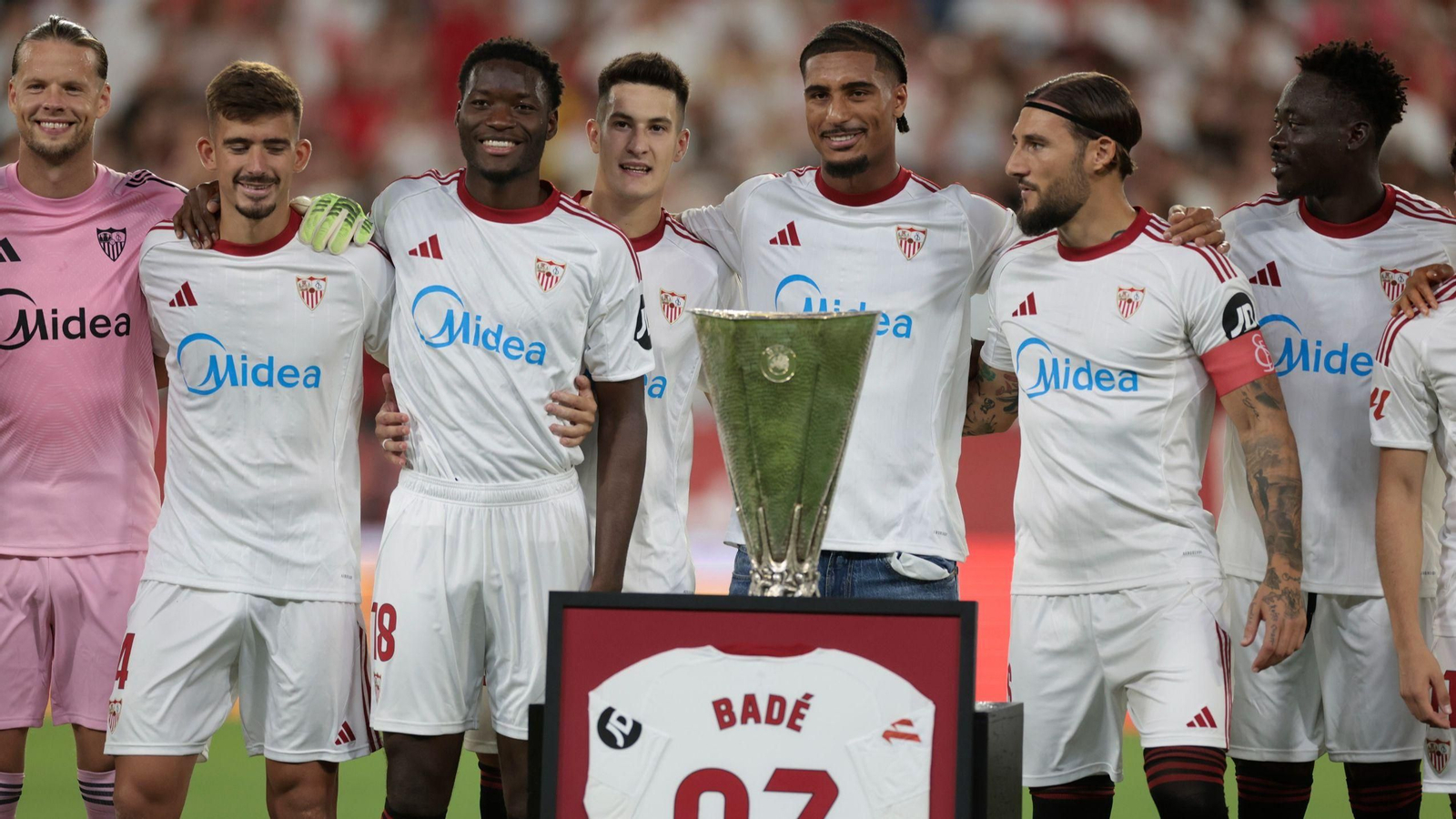 Badé se despide del Ramón Sánchez-Pizjuán junto a sus compañeros y la UEFA Europa League