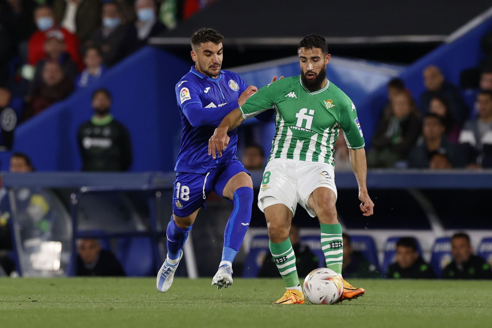 Fekir busca el pase a un compañero ante Arambarri.