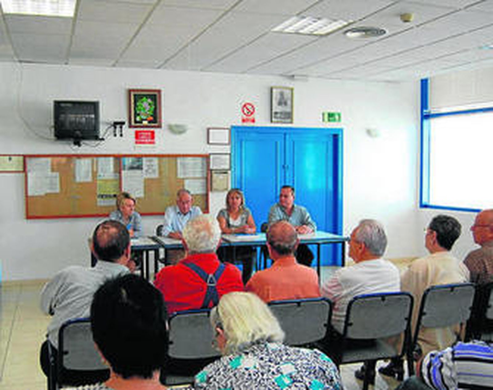 Gabriel Amat en el encuentro mantenido con los mayores de Aguadulce.