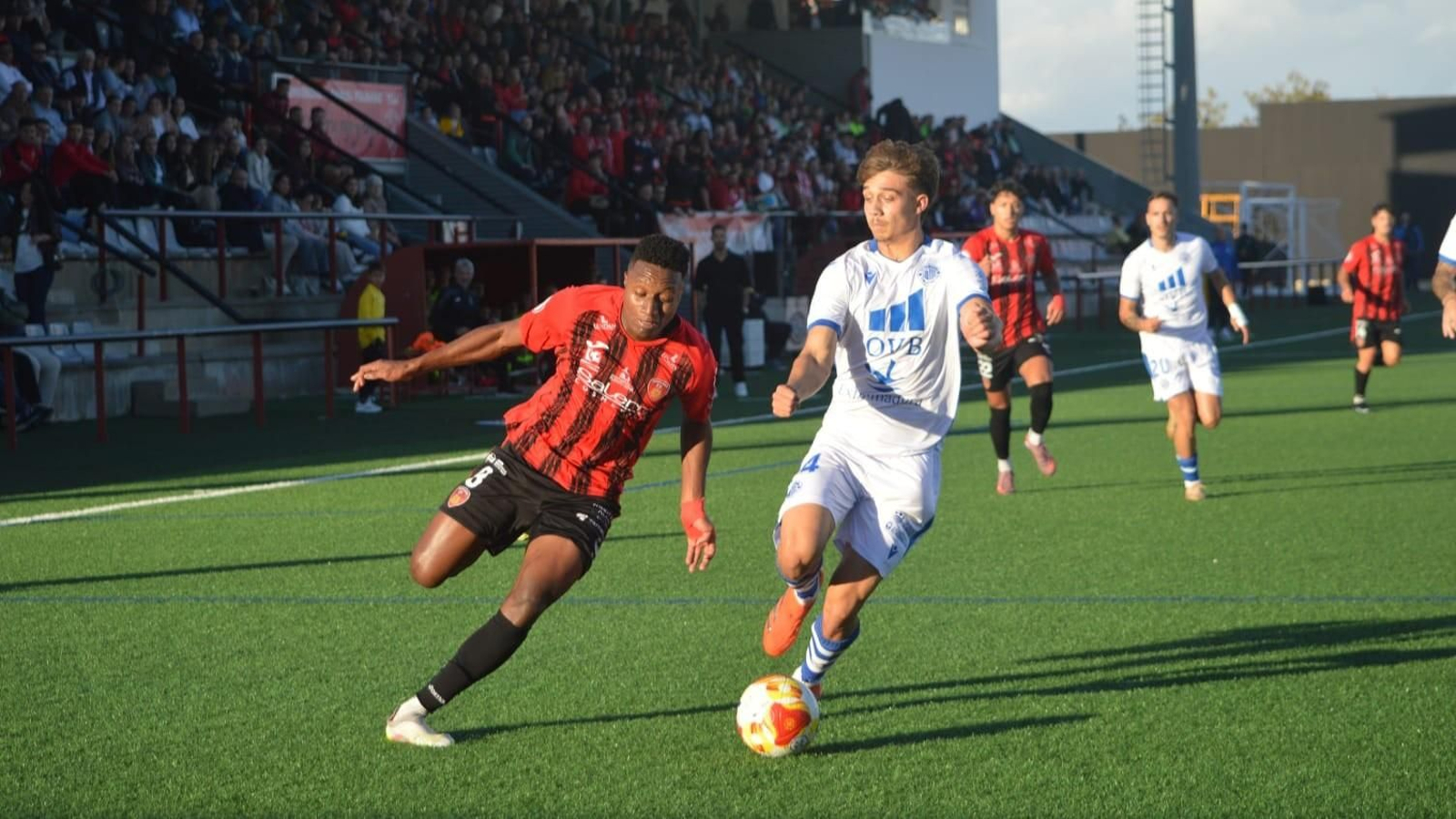 Carlos Ramírez es presionado por un rival.