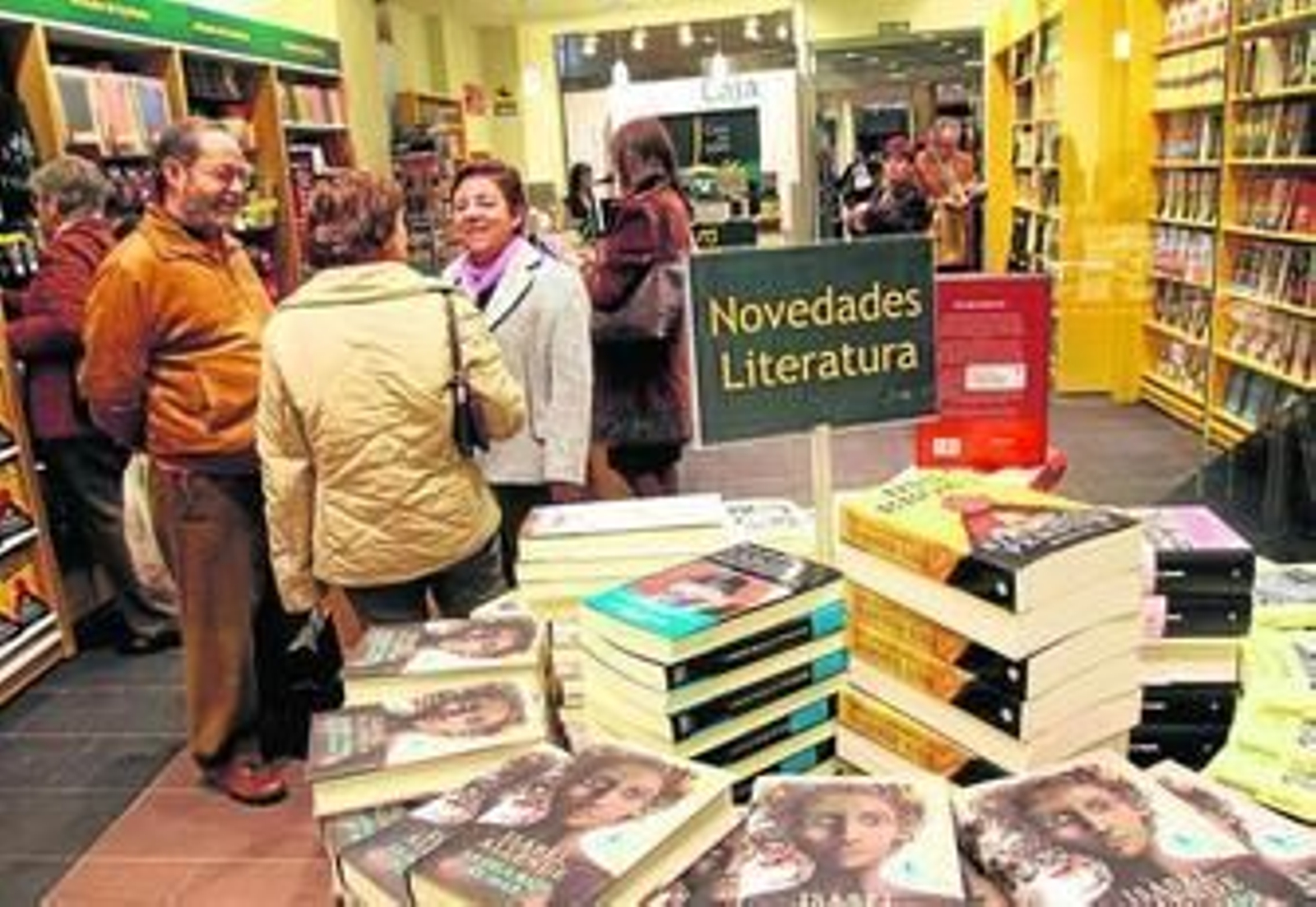Curiosos y clientes en La Casa del Libro en 2009, durante la inauguración de la librería.