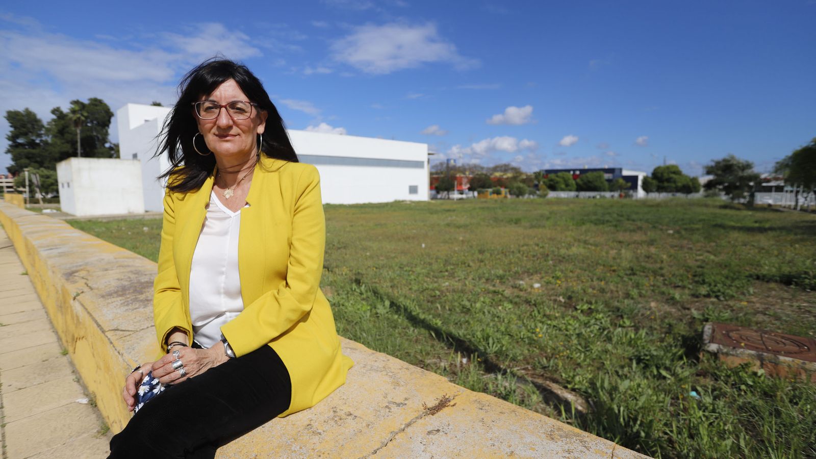 María Antonia Peña junto al espacio sobre el que se levantará la residencia universitaria.