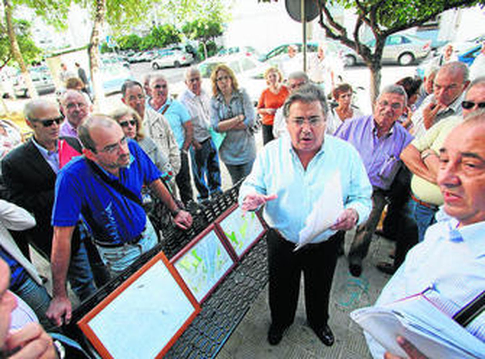Juan Ignacio Zoido, líder del PP, con los vecinos afectados por el aparcamiento paralizado.