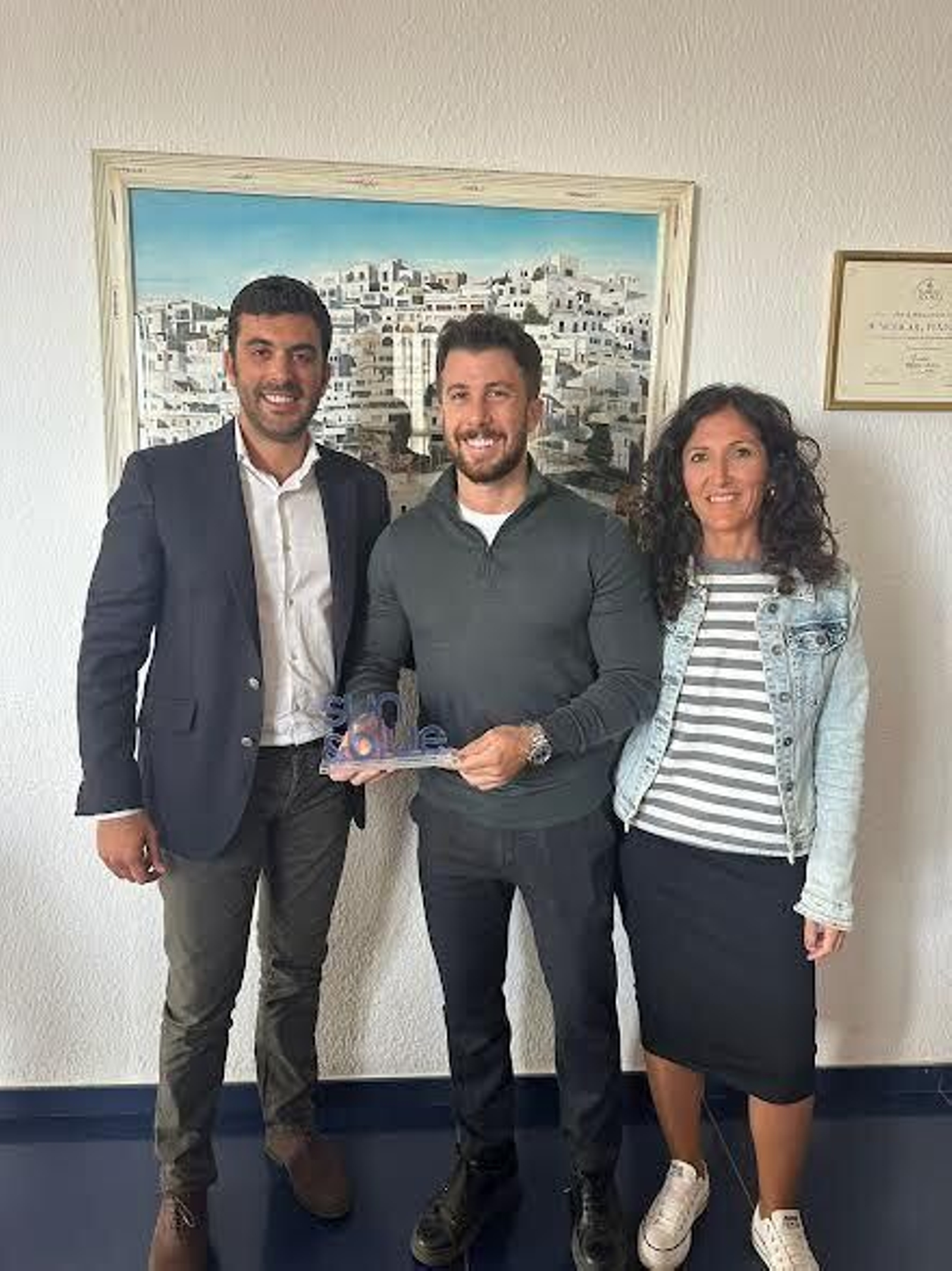 El cocinero premiado entre  el alcalde y la concejal de Turismo de Mojácar