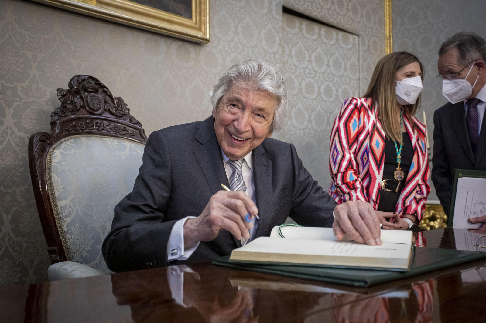 Imágenes de la distinción de Manuel Alejandro como Hijo Predilecto de la Provincia de Cádiz