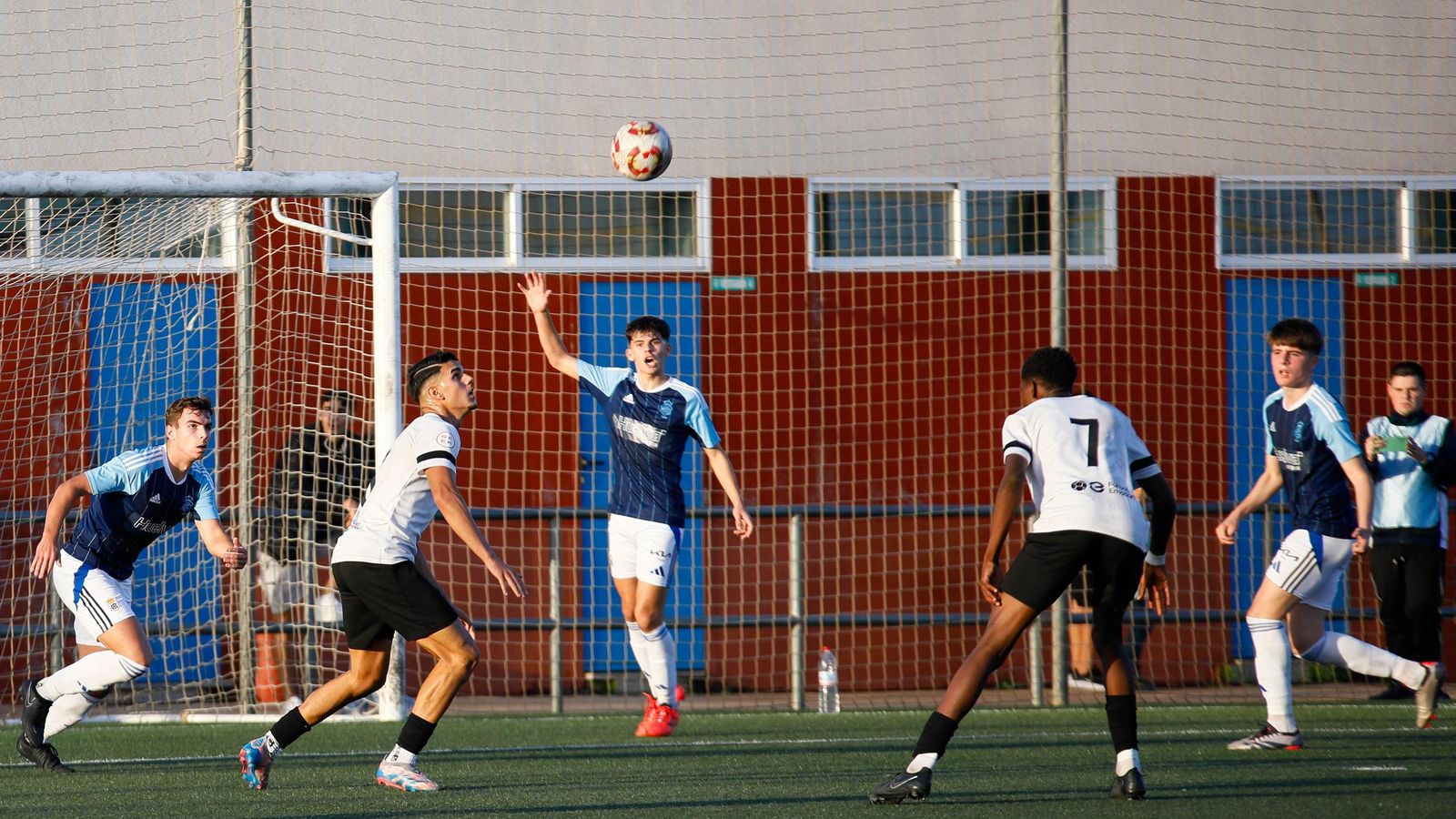 El cañaero Salva Fillouche espera que caiga el balón en el choque frente al Recreativo de Huelva disputado en casa este curso.