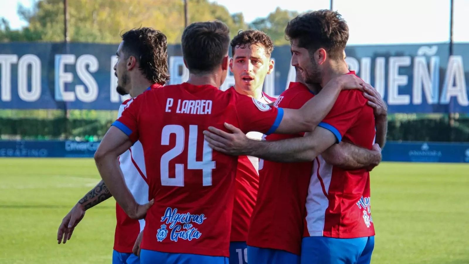 Larrea (24), con sus compañeros.