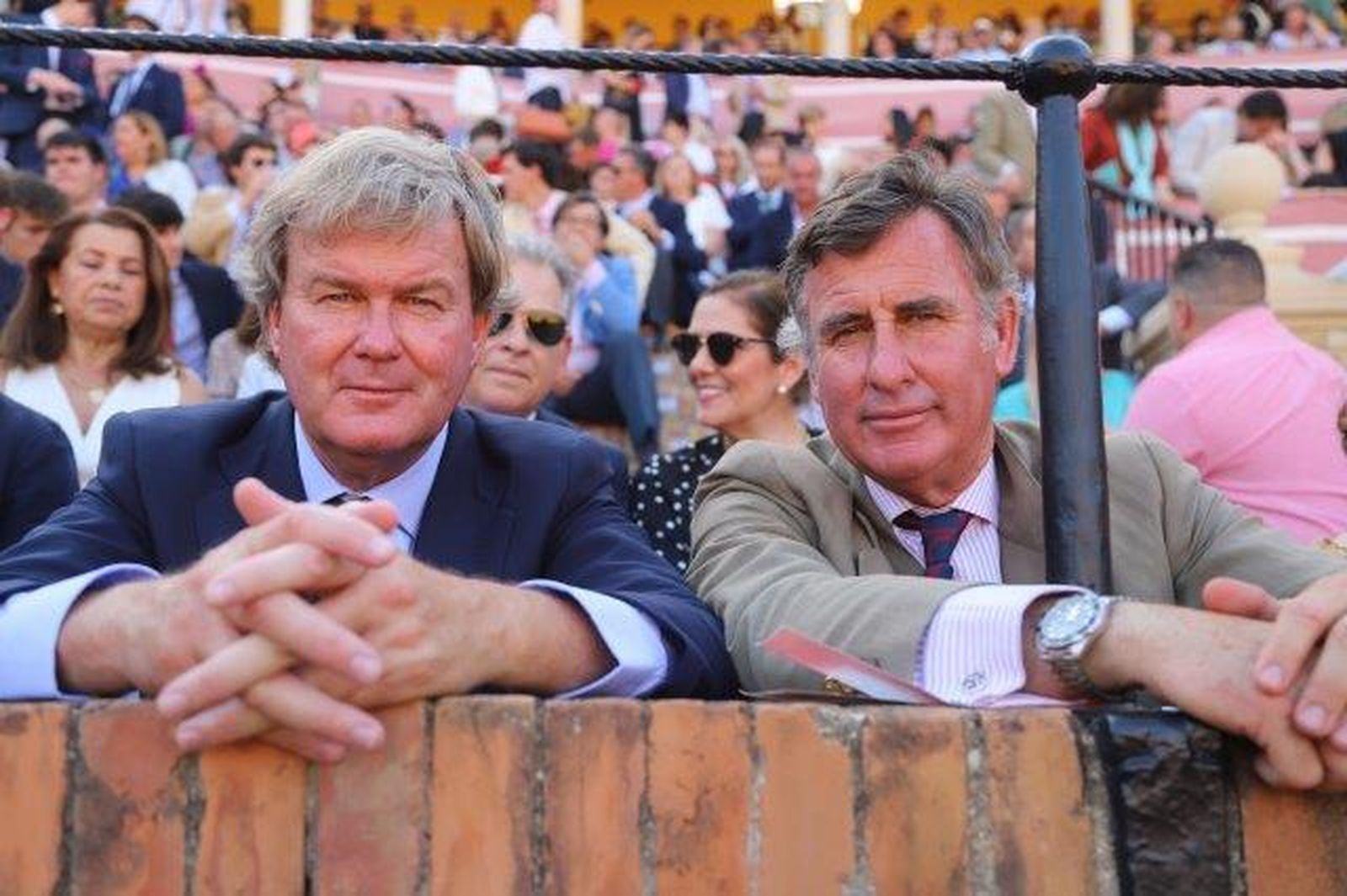 Los famosos y autoridades en la corrida de rejones de la Feria de Abril.