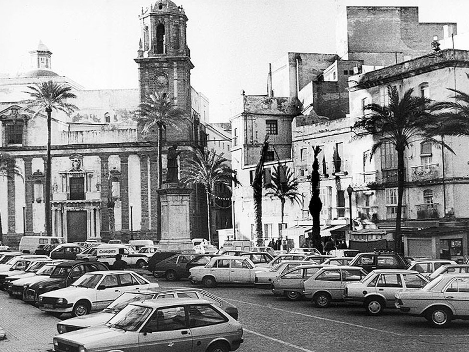 La plaza de la Catedral convertida en un aparcamiento para coches.