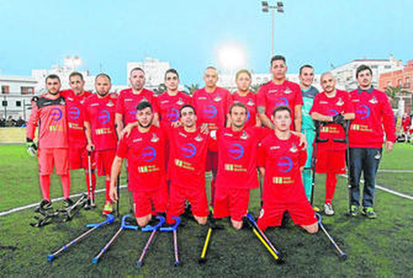 Formación española de fútbol para amputados forman antes de comenzar el partido.