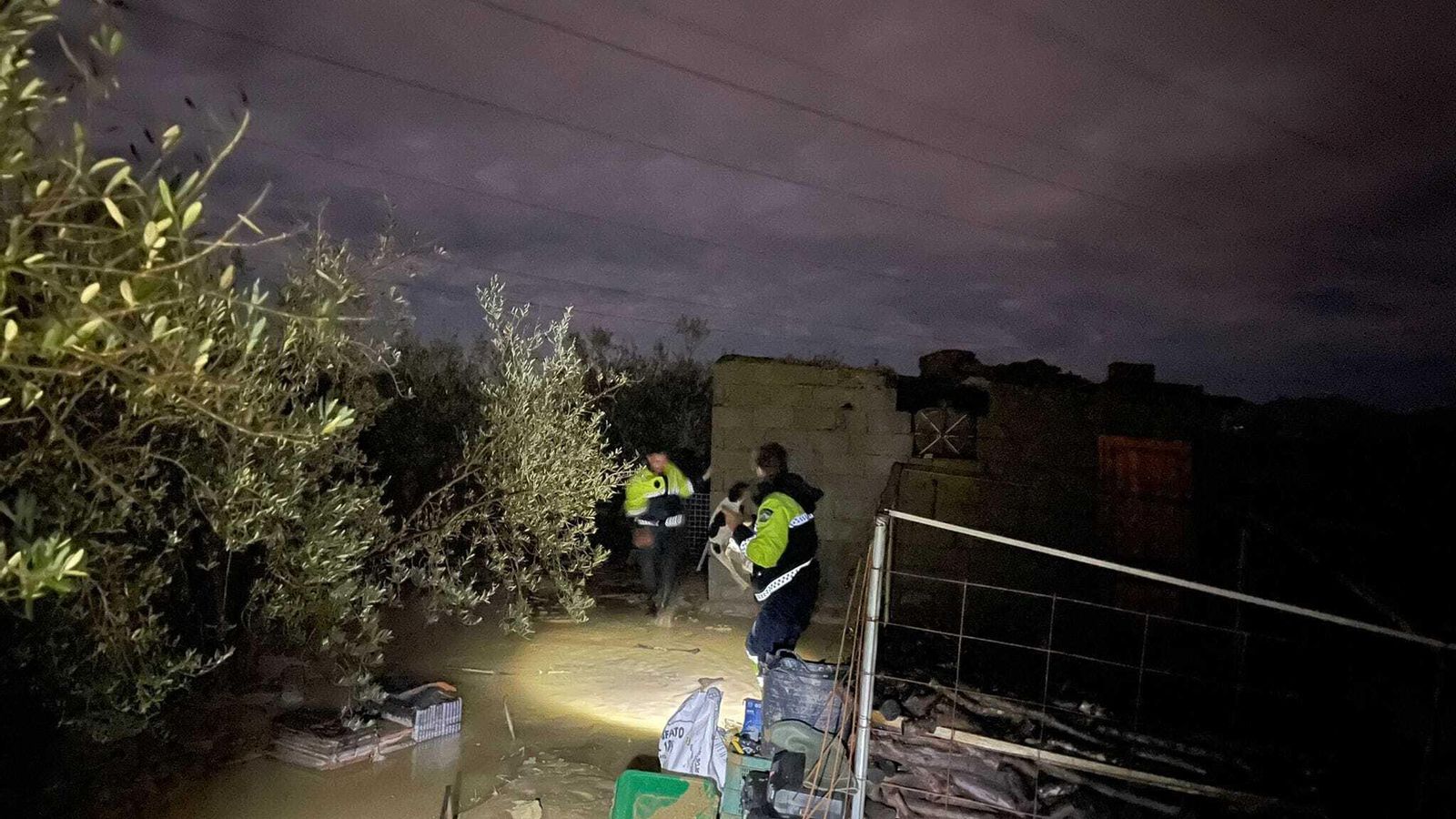 La Policía Local de Vera rescata a un perro en un cortijo del Paraje Hoya del Gallego.