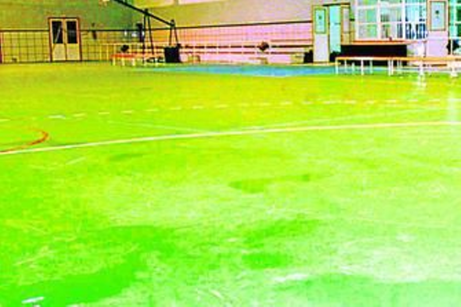 Pista polideportiva del pabellón Acuña mojada como consecuencia de las goteras.