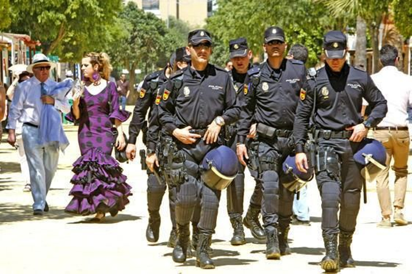 Sin descanso. Un grupo de agentes del Cuerpo Nacional de Policía, ayer en el González Hontoria.  Foto: Pascual