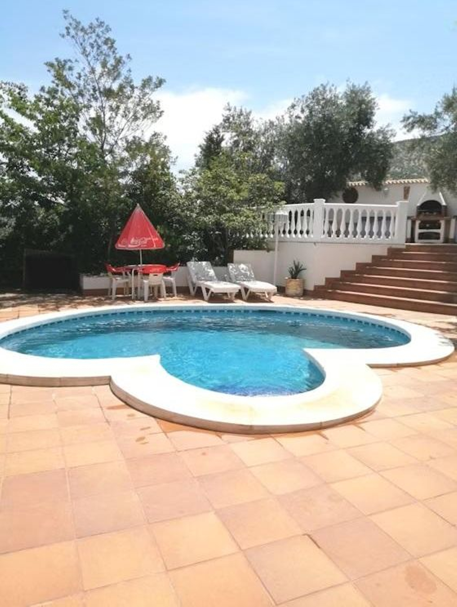 En plena época de cerezas de verano, aprovecha la escapada a esta piscina privada de Castillo de Locubín. En plena época de cerezas de verano, aprovecha la escapada a esta piscina privada de Castillo de Locubín.