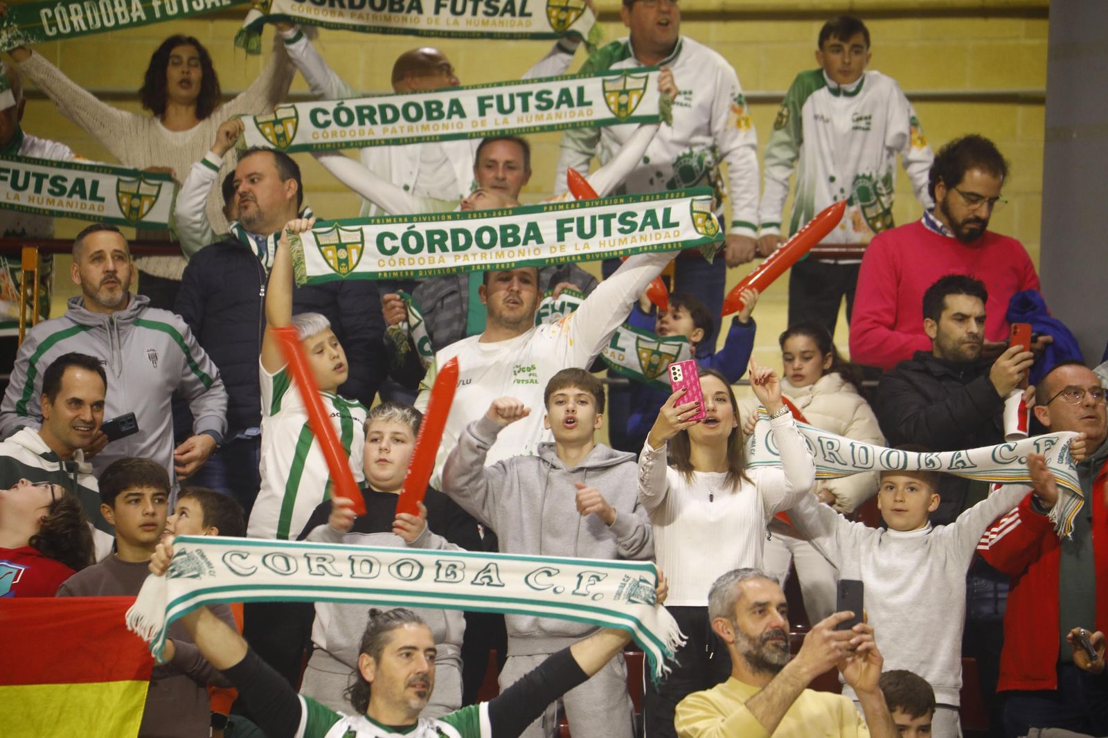 Las mejores fotos del ambiente en Vista Alegre para el Córdoba Futsal - Barça