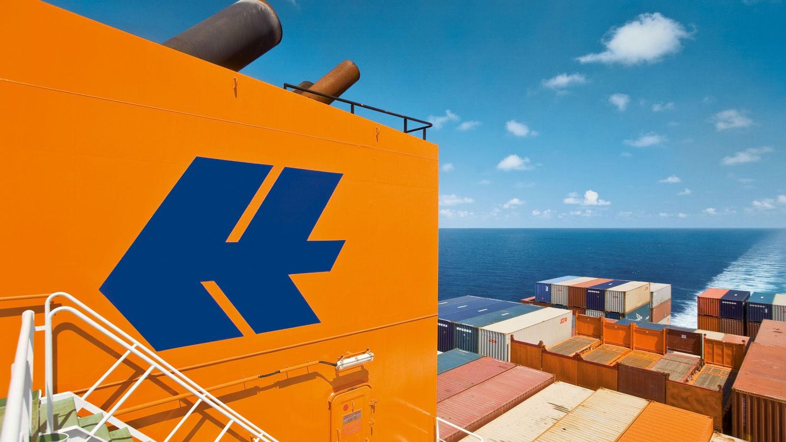 Contenedores en un buque de Hapag-Lloyd. Contenedores en un buque de Hapag-Lloyd.