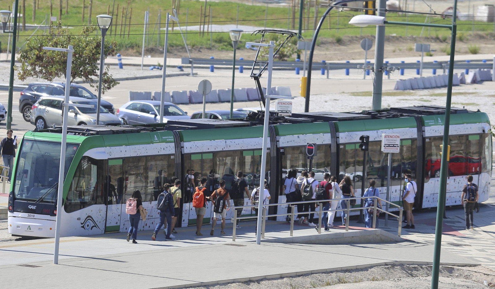 Usuarios del Campus de Teatinos accediendo al metro. Usuarios del Campus de Teatinos accediendo al metro.