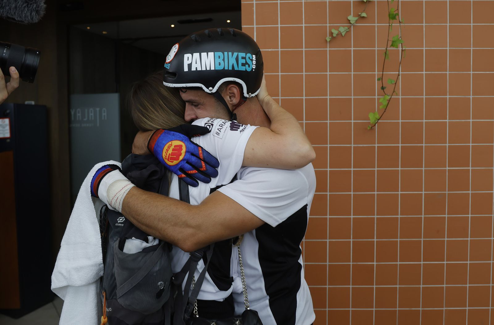 Pablo Adame bate un récord mundial al subir cuatro veces la Torre Sevilla.